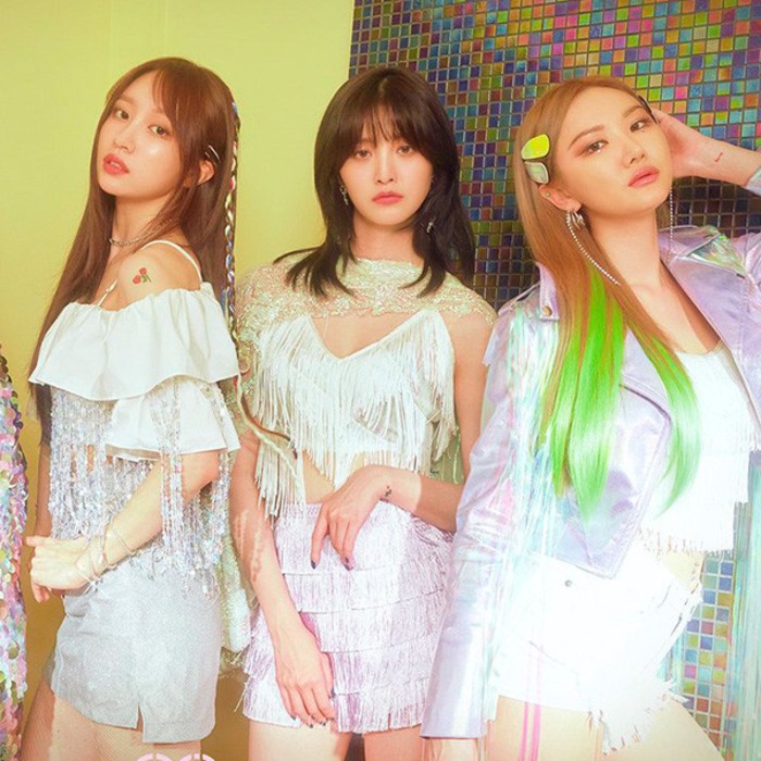 Get The Look Exid S Dreamy Holographic Comeback Style E Online Ap